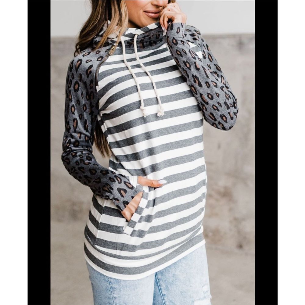 Ampersand Avenue Striped Cheetah Print Hooded Sweatshirt Top Women’s Size Small